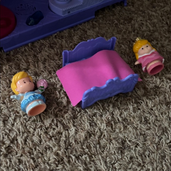 Fisher-Price Little People Disney Princess Magical Wand Palace playset. - Picture 3 of 4